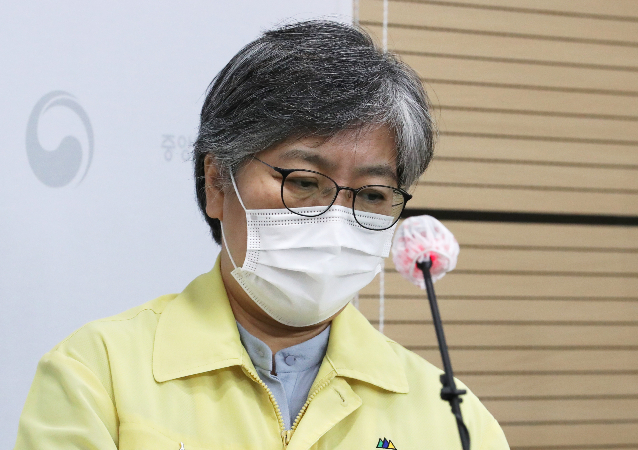 정은경 중앙방역대책본부장(질병관리청장)이 25일 오후 충북 청주시 질병관리청에서 열린 코로나19 정례브리핑 및 인플루엔자(독감) 백신 수급 등과 관련한 브리핑을 위해 이동하고 있다. [연합]