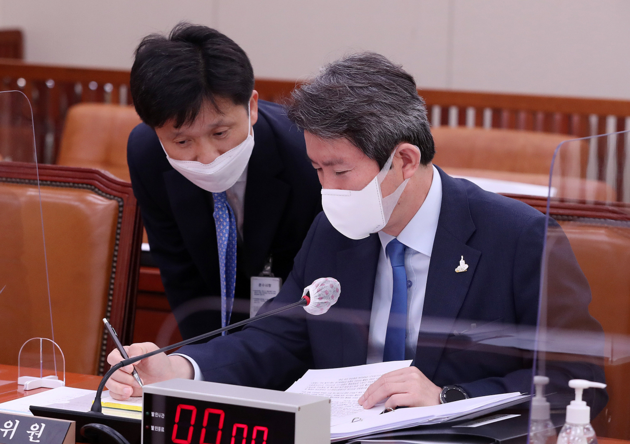 이인영 통일부 장관이 22일 서울 여의도 국회에서 열린 외교통일위원회 전체회의에 출석해 관계자와 대화하고 있다. [연합]