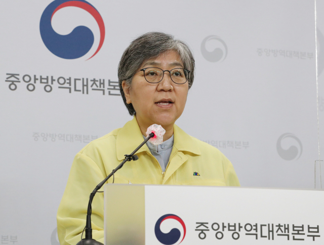 정은경 중앙방역대책본부장(질병관리청장)이 지난달 25일 오후 충북 청주시 질병관리청에서 열린 코로나19 정례브리핑을 마친 뒤 인플루엔자(독감) 백신 수급 등과 관련해 설명하고 있다. [연합]