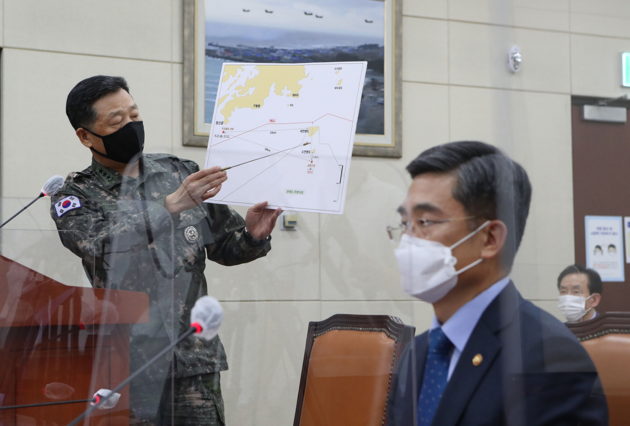 안영호 합동참모본부 작전본부장이 24일 오후 서울 여의도 국회에서 열린 국방위 전체회의에 참석, 연평도 인근 실종 공무원 북한 피격 사건 관련 보고를 하고 있다. 옆에 있는 서욱 신임 국방부 장관은 지난해 육군참모총장이 되기 전 안 중장이 맡고 있는 합참 작전본부장을 역임했다.[연합]