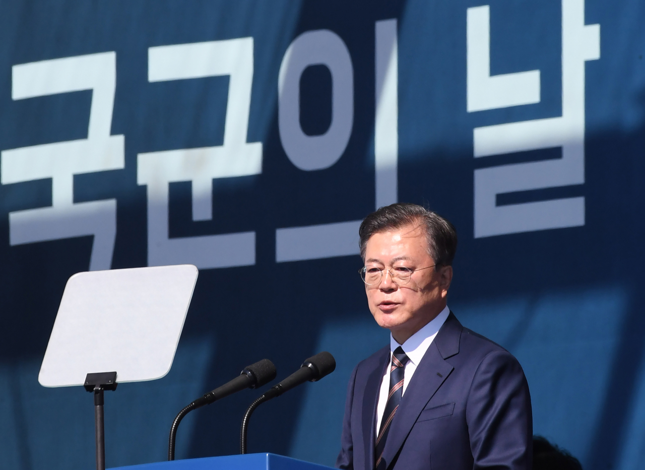문재인 대통령이 25일 오전 경기도 이천시 육군 특수전사령부에서 열린 제72주년 국군의 날 기념식에 참석, 기념사를 하고 있다. [연합]