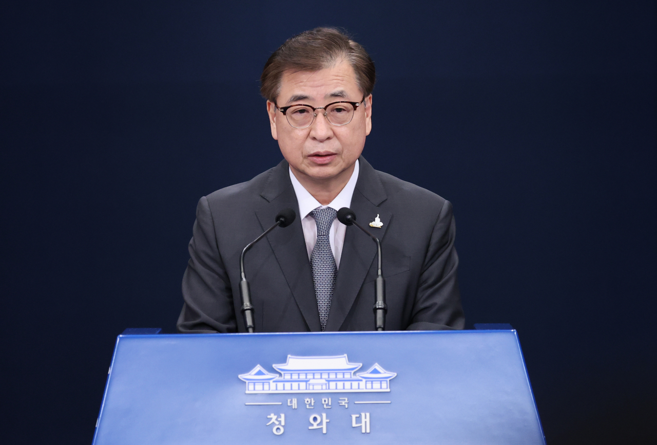서훈 청와대 국가안보실장이 25일 오후 청와대 춘추관 대브리핑룸에서 남북한 정상 친서 관련 브리핑을 하고 있다. [연합]