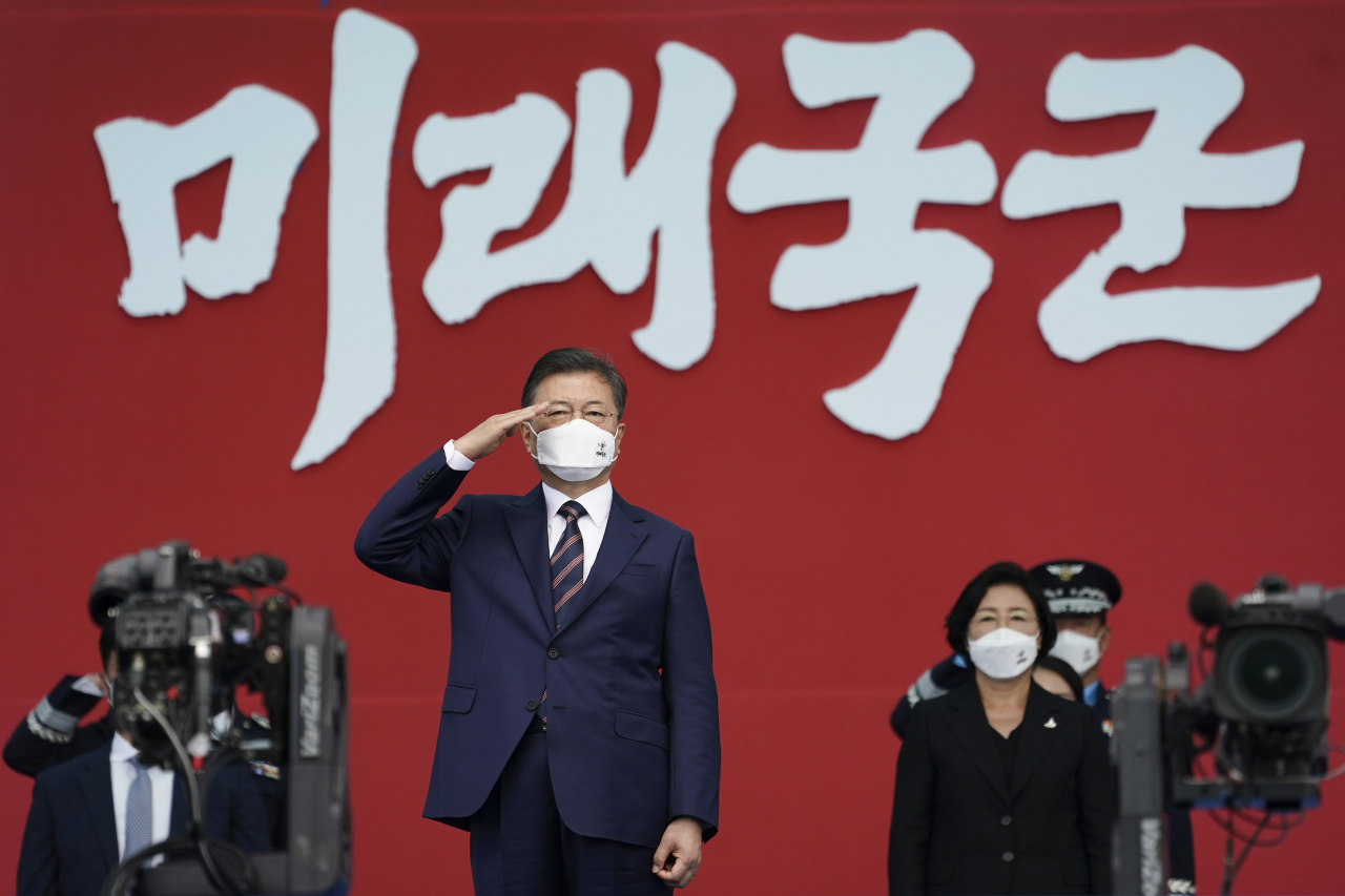 문재인 대통령이 25일 오전 경기도 이천시 육군 특수전사령부에서 열린 제72주년 국군의 날 기념식에 참석, 경례를 받고 있다. [연합]