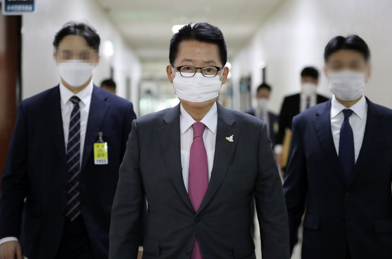 박지원 국가정보원장이 25일 국회 정보위원회에서 열린 비공개 간담회에 참석하고 있다. [연합]