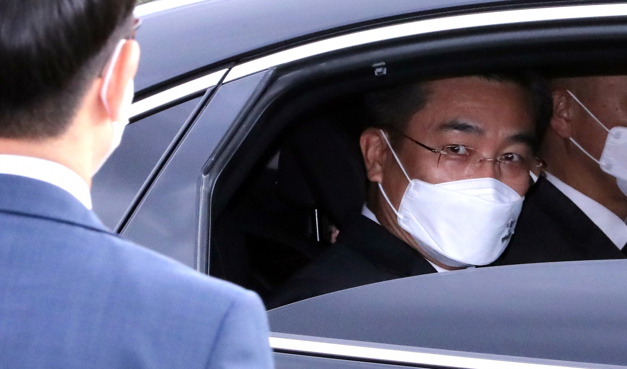 국군의 날을 앞두고 25일 서울 동작구 국립현충원을 찾은 서욱 국방부 장관이 참배를 마치고 현충원을 나서며 관계자들과 인사하고 있다.[연합]
