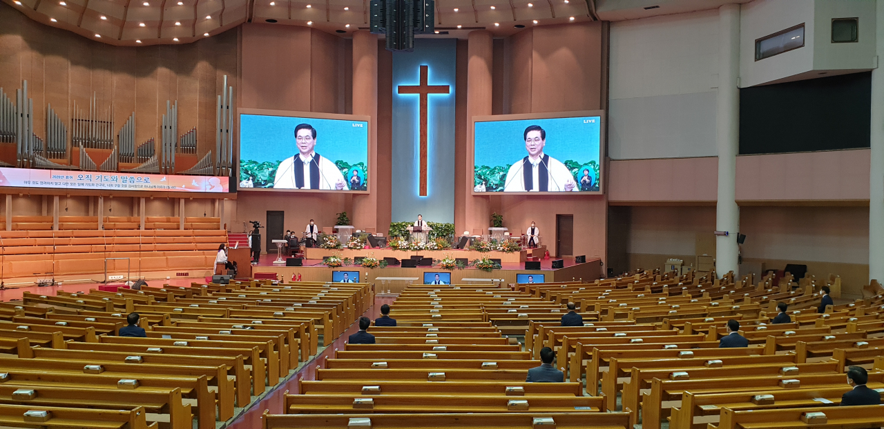 지난 23일 서울 영등포구 여의도순복음교회에서 온라인 예배가 열리고 있다. 온라인 예배 제작을 위한 필수 인력 20명만 참석했다. [여의도순복음교회 제공]