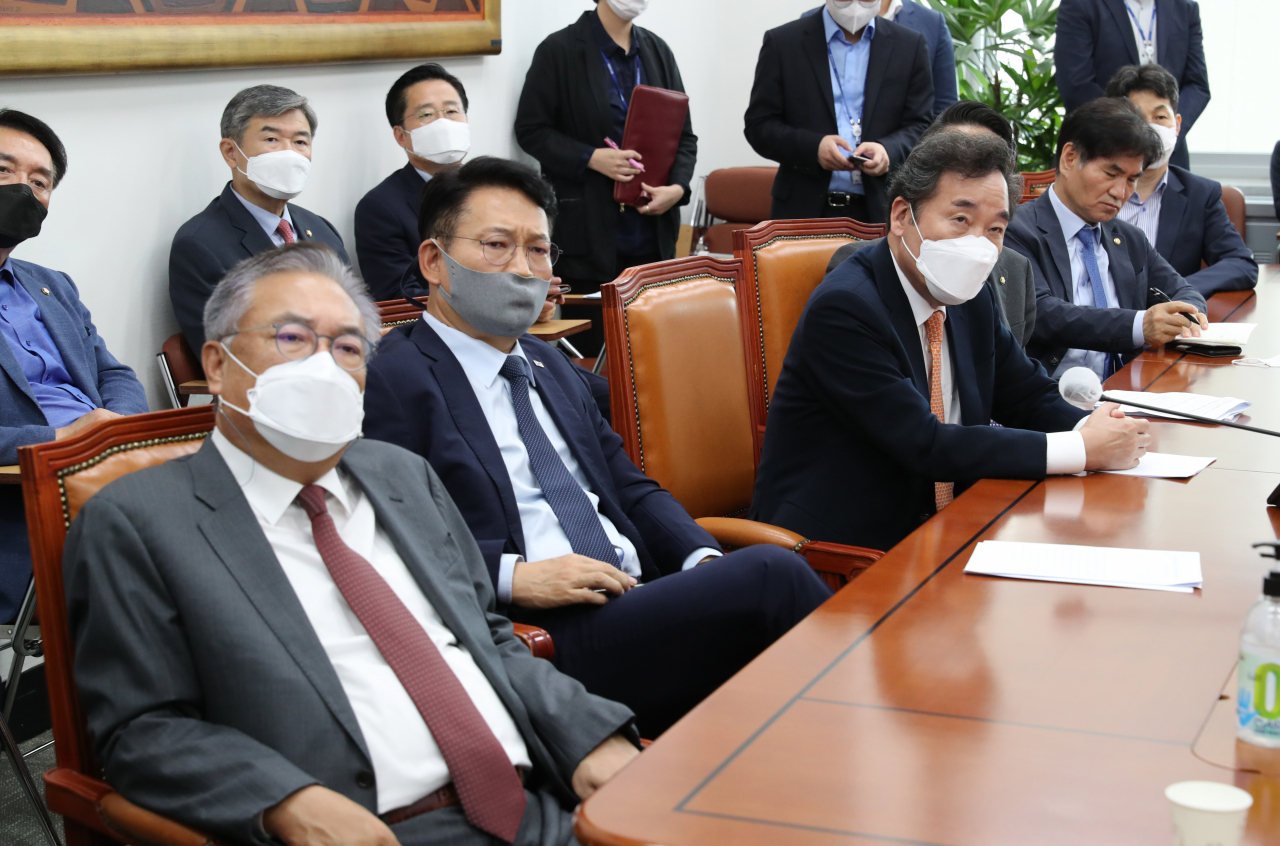 국회 외교통일위원회 여야 의원들이 25일 국회 외교통일위원회에서 긴급 현안질의에 앞서 서훈 청와대 국가안보실장의 북한 통지문에 대한 기자회견을 시청하고 있다. [연합]