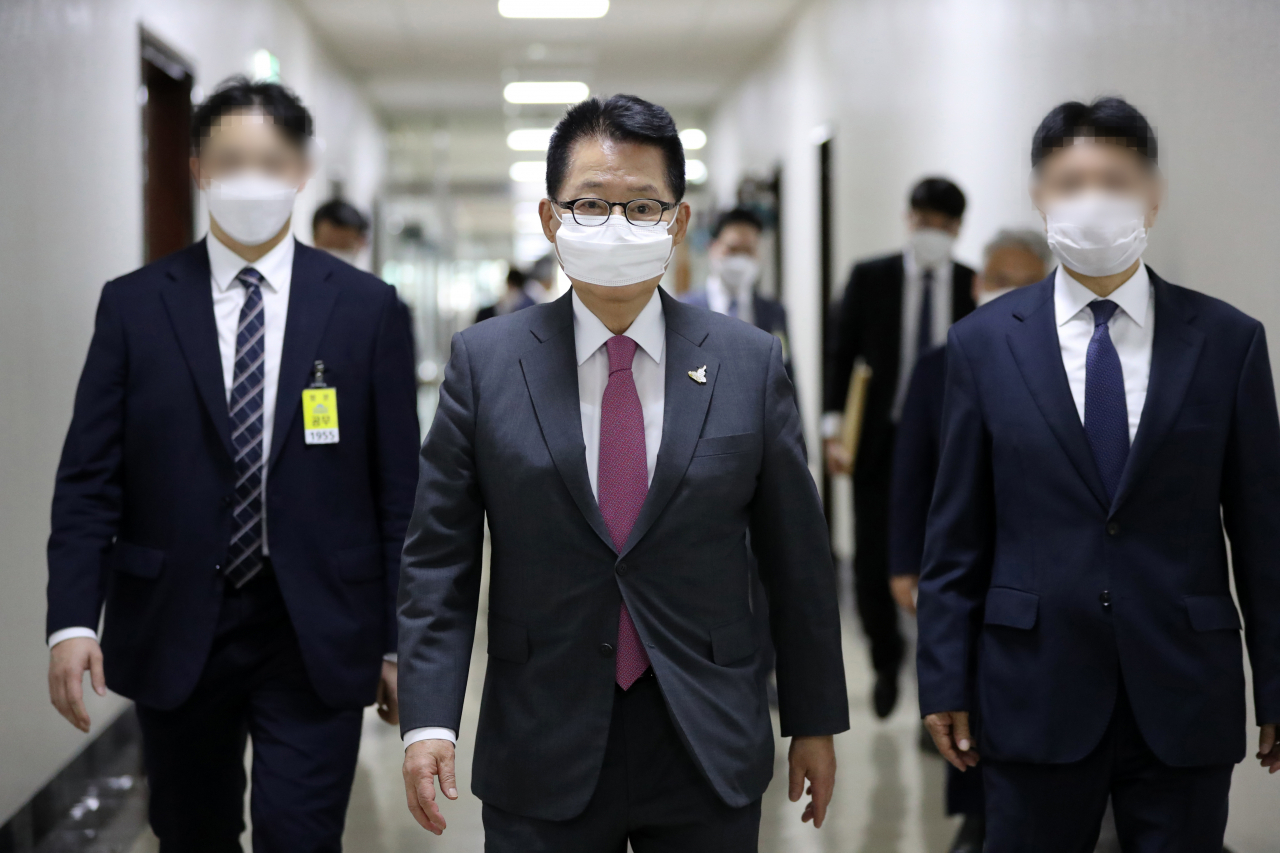 박지원 국가정보원장이 25일 국회 정보위원회에서 열린 비공개 간담회에 참석하고 있다. 연평도 인근에서 실종된 공무원이 북측 총격으로 인한 사망한 사건과 관련해 국회 정보위는 이날 국가정보원으로 부터 보고를 받았다. [연합]