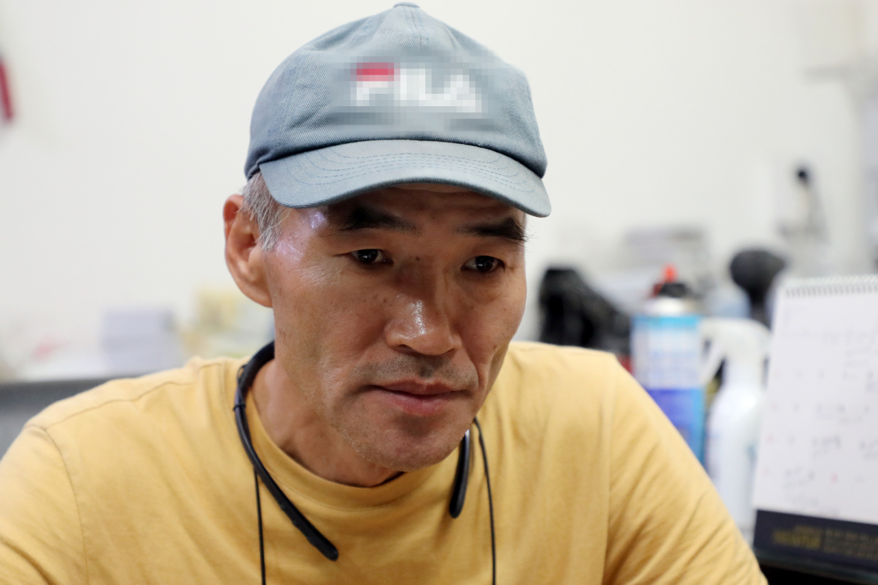 25일 오후 경기도 안산시 상록구 내 자신의 사무실에서 연합뉴스의 인터뷰에 응한 북한 피격 사망 공무원 A(47)씨의 형 이래진(55)씨. [연합]