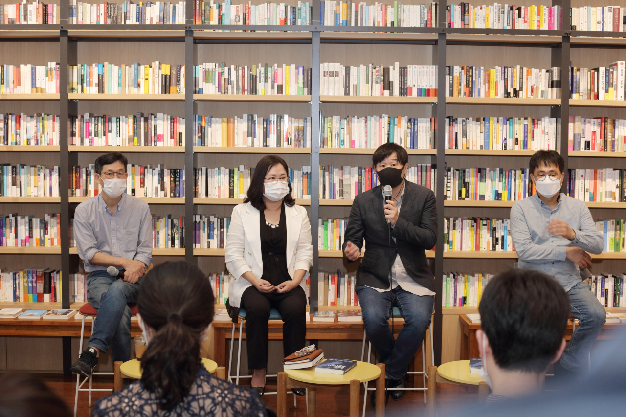 25일 오후 서울 강남구 최인아책방에서 열린 ‘한번도 경험해보지 못한 나라’ 기자간담회. 천년의상상 제공