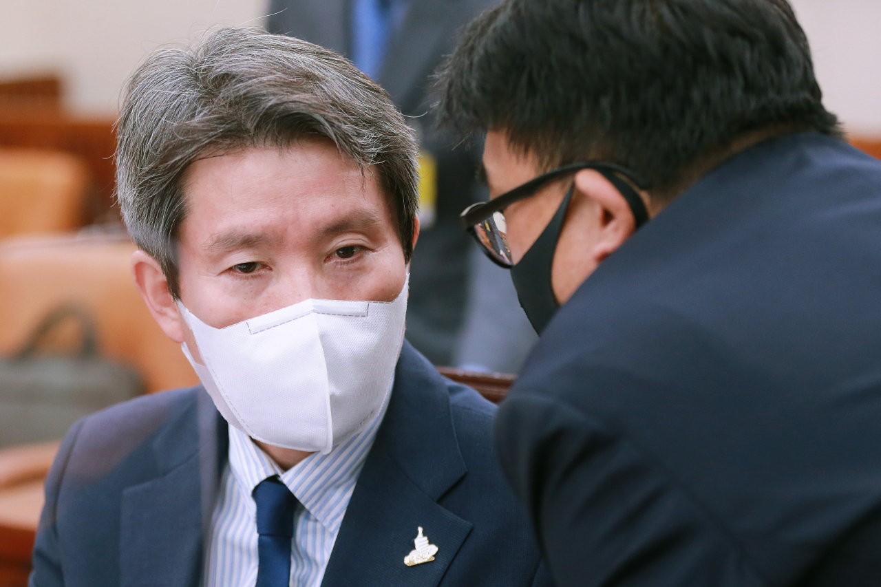 이인영 통일부 장관이 25일 국회 외교통일위원회에서 진행된 북측에 의한 우리 공무원의 총격 피살과 관련한 긴급 현안질의에서 논의하고 있다. [연합]