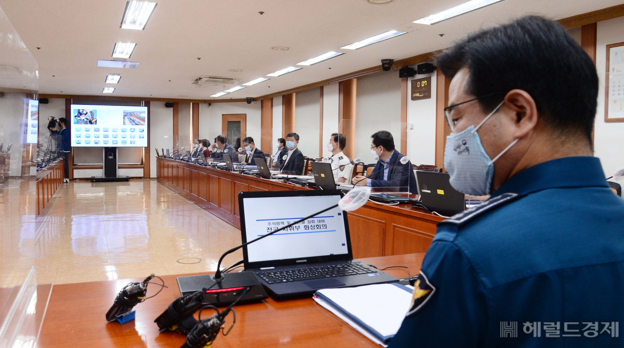 지난 25일 오전 경찰청 무궁화회의실에서 열린 ‘추석방역 및 개천절 집회 대비 전국 지휘부 화상회의’에서 김창룡 경찰청장이 모두발언을 하고 있다. 이상섭 기자/babtong@heraldcorp.com