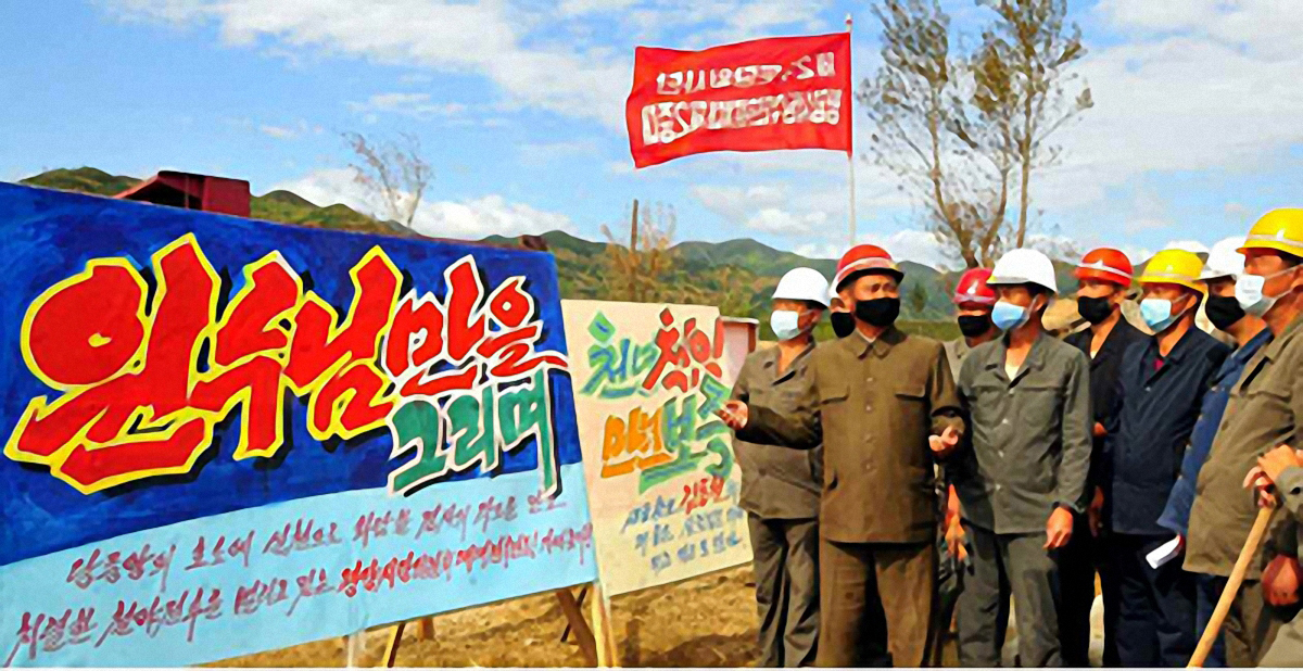 북한이 당창건 75주년(10월10일)을 2주 앞두고 함경북도 태풍피해 복구 현장 소식을 전했다. 평양에서 급파된 제2수도당원사단이 함북 피해 현장에서 빠르게 살림집(주택) 건설공사와 수재민 생활 지원에 나서고 있다고 노동당 기관지 노동신문이 26일 보도했다. [연합]