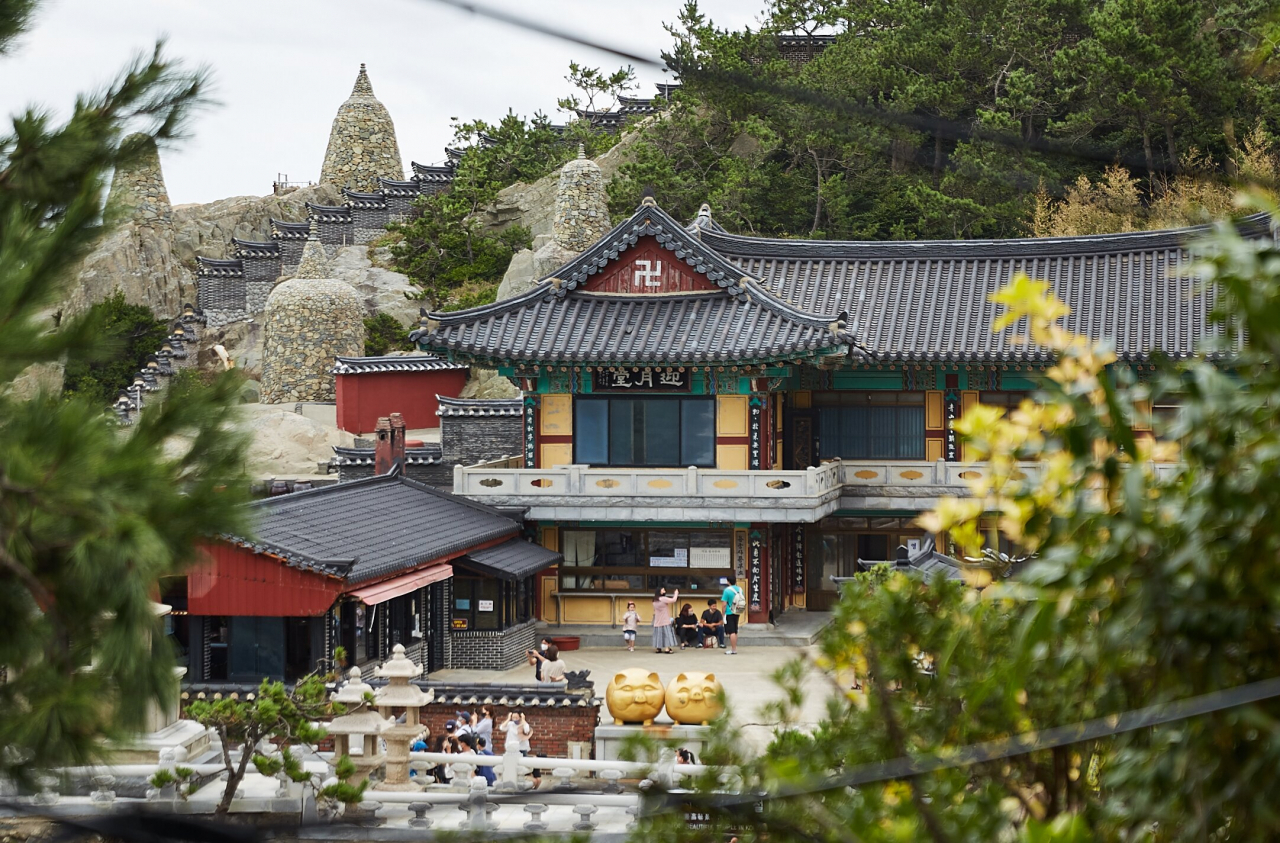 갈맷길 나무사이로 보이는 해동용궁사. 물론 가던길 멈추고 한국관광의 대표 아이콘 중 하나인 이곳에서 도을 닦아도 좋겠다.