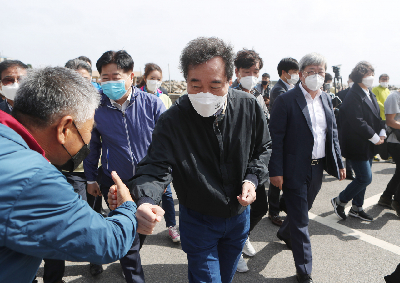 더불어민주당 이낙연 대표가 26일 마이선·하이삭 등 태풍피해를 입은 경북 울진군 울진항 일대를 찾아 주민과 인사하고 있다. 연합뉴스