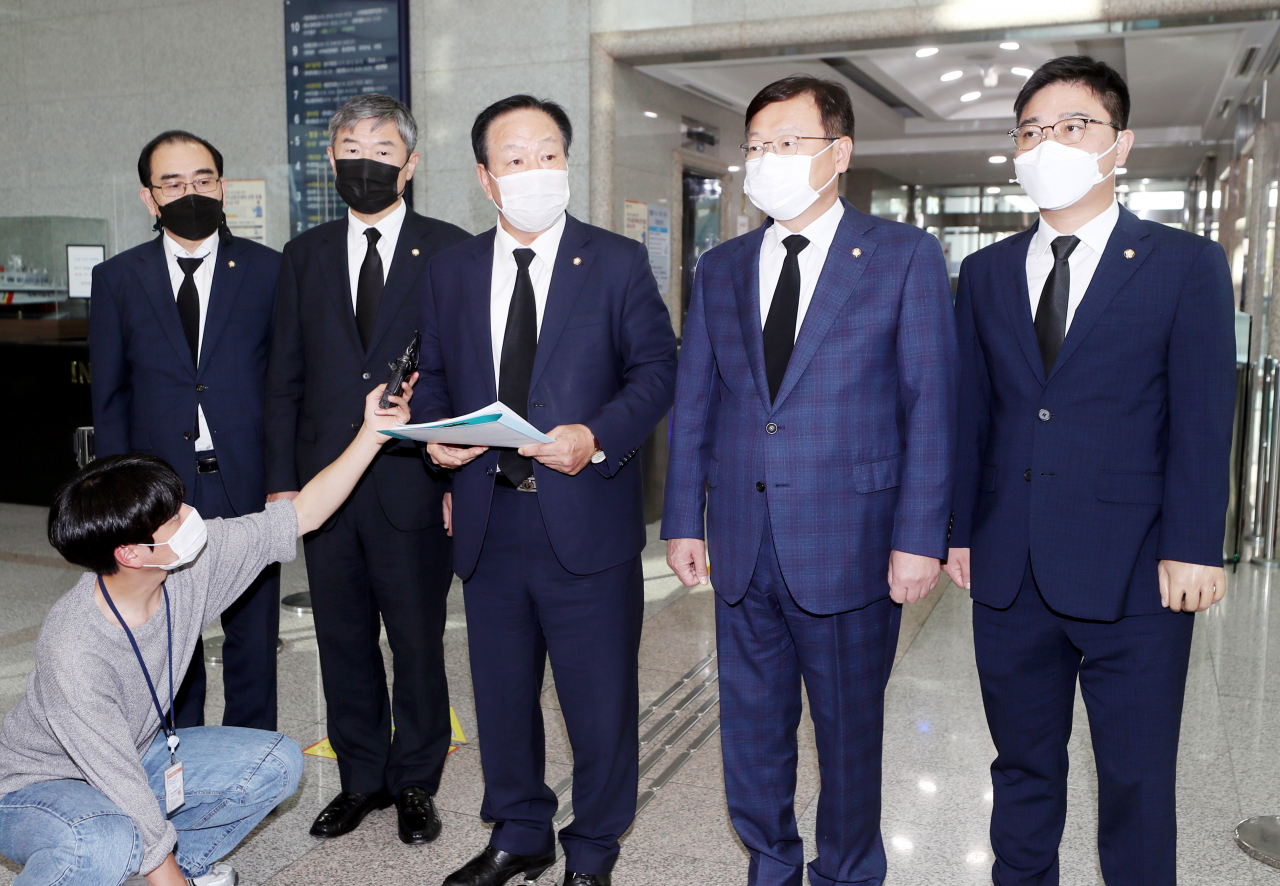 국민의힘 TF가 26일 오후 인천 해양경찰청을 방문, 서해상 실종 공문원 피살 사건과 관련 조사를 마치고 취재진에게 결과를 밝히고 있다. 왼쪽부터 태영호, 조태용, 한기호, 정점식, 지성호 의원. [연합]