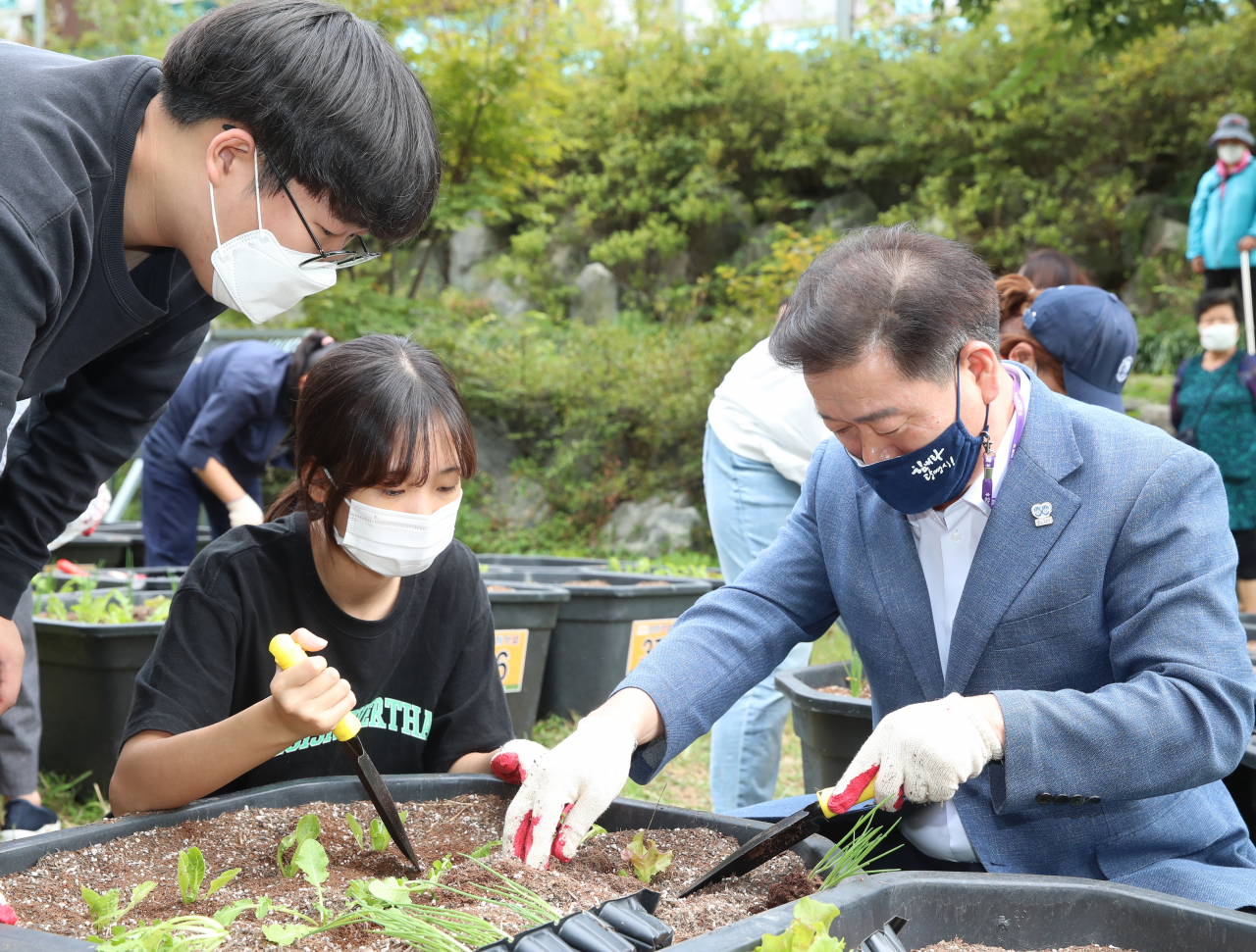 광명시는 지난 25일 하안주공 11단지 공터에서 하안4랑 행복마을 상자텃밭 개장식을 개최했다. [광명시 제공]