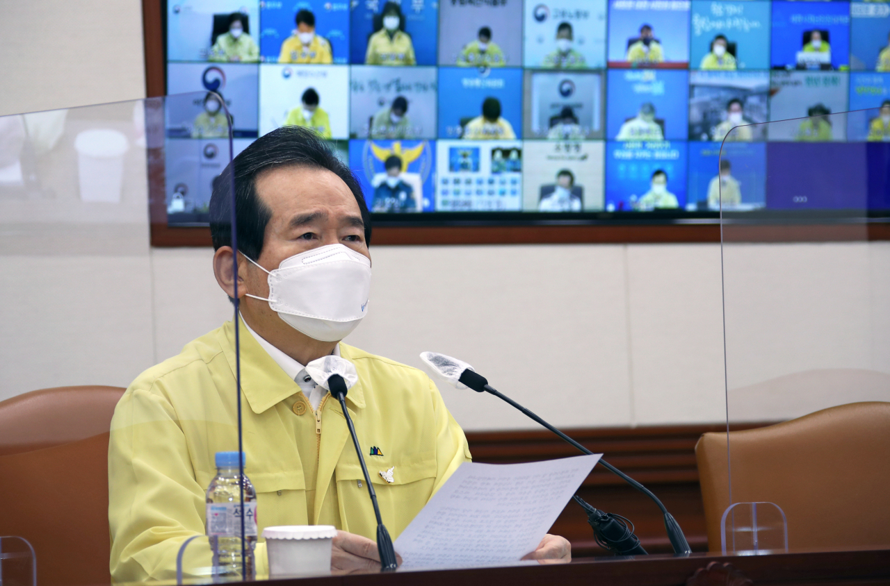 정세균 국무총리가 25일 정부서울청사에서 열린 코로나19 대응 중앙재난안전대책본부 회의에서 모두발언을 하고 있다. ［연합］