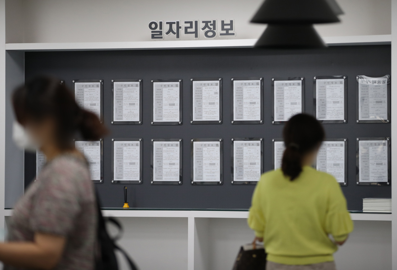 Job seekers read recruiting notices at an employment support center in Mapo-gu, western Seoul. The number of those that gave up finding a job reached 680,000, the largest-ever recorded since data was compiled, with young adults in their 20s and 30s accounting for half. (Yonhap)