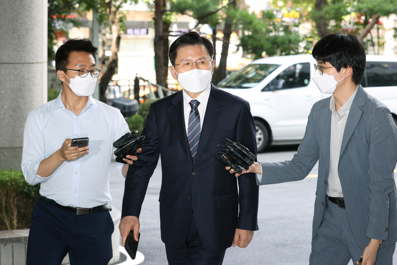 20대 국회 패스트트랙(신속처리안건) 충돌 사태로 재판에 넘겨진 황교안 전 자유한국당(현 국민의 힘) 대표가 21일 오후 서울 양천구 남부지법에서 열린 첫 공판에 출석하고 있다. [연합]