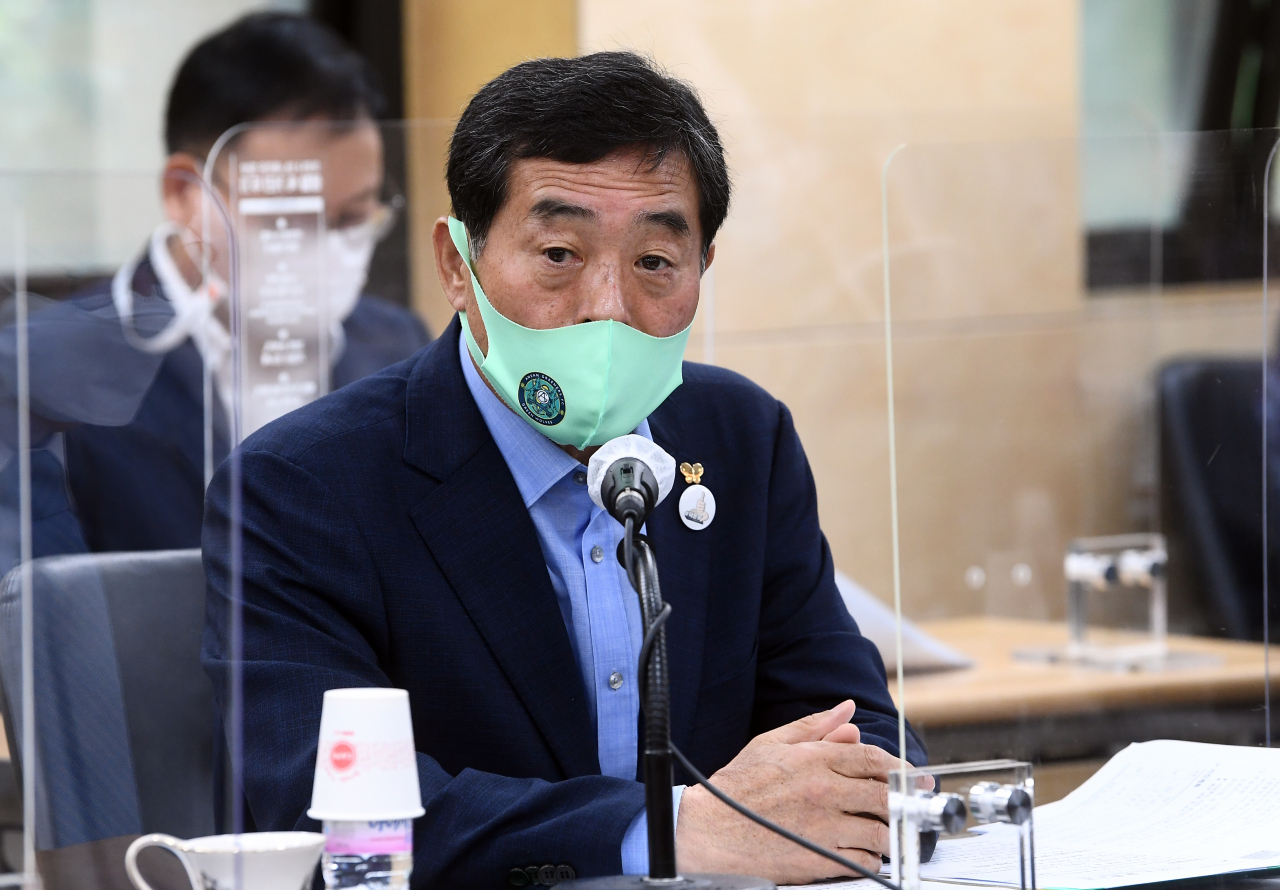 윤화섭 안산시장이 지난 18일 오전 경기도 안산시청에서 열린 '조두순 재범 방지 대책 마련 간담회'에서 인사말을 하고 있다. [연합]