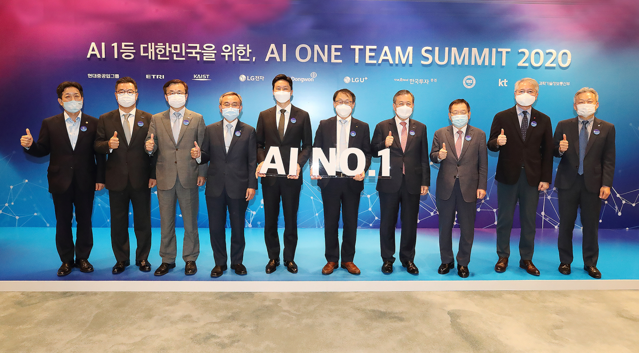 LG전자가 지난 25일 ‘AI 원팀 서밋 2020’ 행사에 참가해 회원사들과 함께 인공지능 산업의 경쟁력을 강화하기 위한 방안을 논의했다. (왼쪽부터) 과학기술정보통신부 장석영 2차관, 한국투자증권 정일문 사장, ETRI 박상규 부원장, 한양대학교 김우승 총장, 현대중공업그룹 정기선 부사장, KT 구현모 대표, KAIST 신성철 총장, 동원그룹 박인구 부회장, LG전자 권봉석 사장, LG유플러스 이상민 부사장이 기념촬영을 하고 있다. [LG전자 제공]