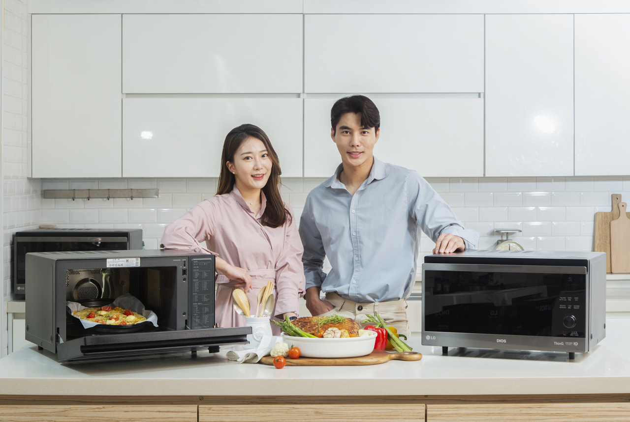 LG전자가 최적의 조리법을 찾아주는 ‘디오스 광파오븐’ 제품군을 확대한다. 모델들이 39L 용량 신제품을 소개하고 있다. [LG전자 제공]
