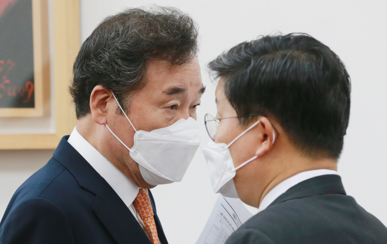 이낙연 더불어민주당 대표가 25일 국회 외교통일위원회에서 진행된 북측에 의한 우리 공무원의 총격 피살과 관련한 긴급 현안질의에서 대화하고 있다. [연합]