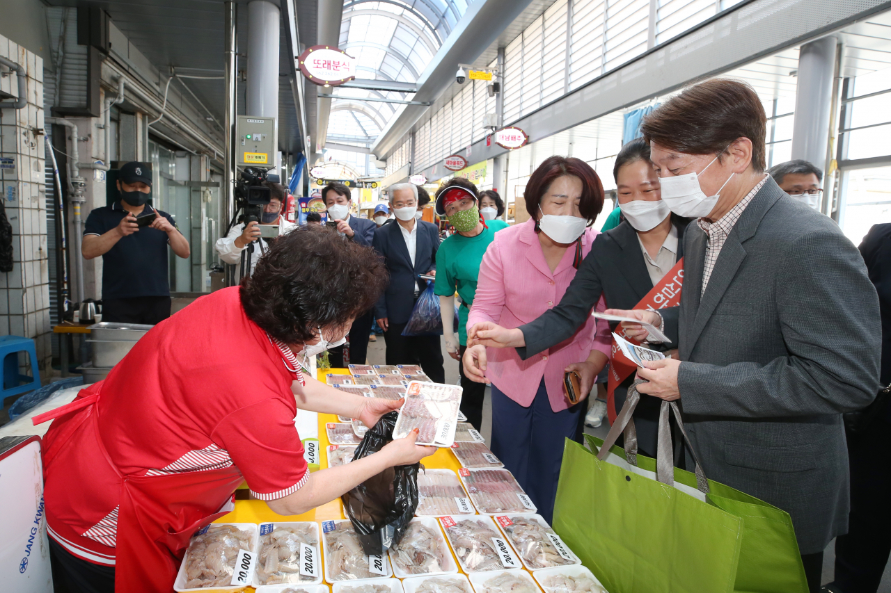 27일 오전 광주 북구 말바우시장에서 안철수 국민의당 대표가 장을 보고 있다. 안 대표는 코로나19 확진자 발생으로 어려움에 빠졌던 시장 활성화를 위해 이날 권은희 의원과 함께 시장을 찾았다. [연합]
