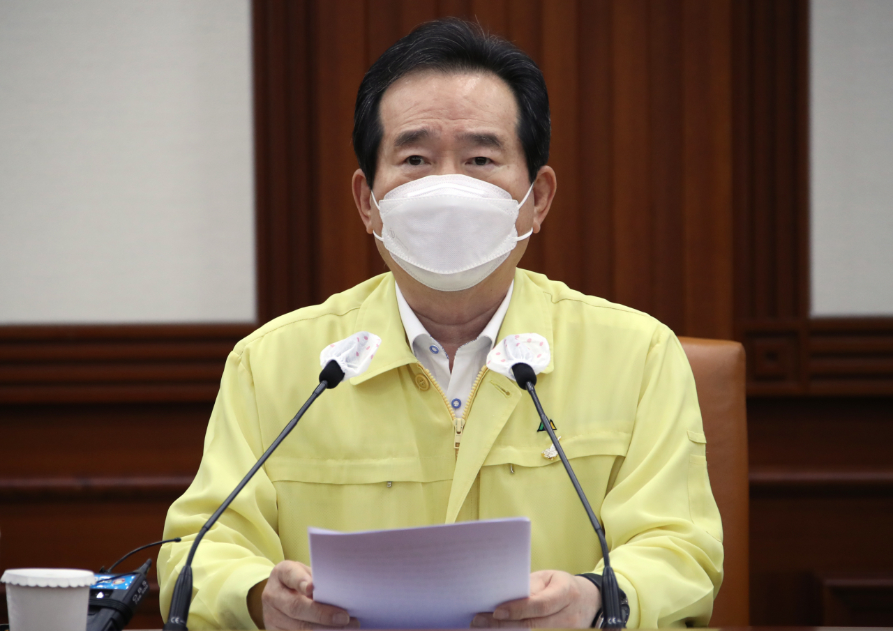 정세균 국무총리가 27일 정부서울청사에서 열린 코로나19 대응 중앙재난안전대책본부 회의에서 모두발언을 하고 있다. ［연합］