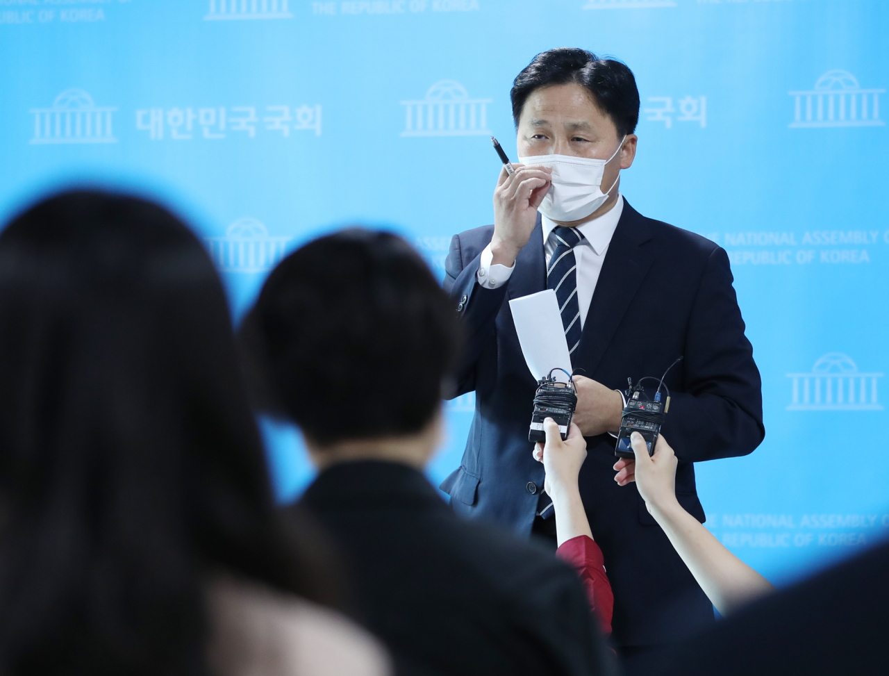 김영진 더불어민주당 원내수석부대표가 27일 오후 국회 소통관 기자회견장 앞에서 최근 해양수산부 공무원 북한 피격 사망 사건과 관련, 국회 차원의 대북규탄결의안 채택 여부 등에 대한 질문을 받고 있다. [연합]
