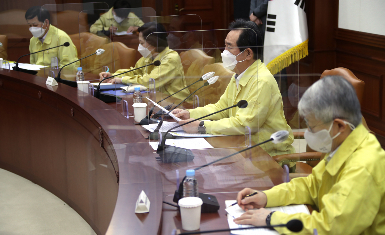 정세균 국무총리가 27일 정부서울청사에서 열린 신종 코로나바이러스 감염증(코로나19) 대응 중앙재난안전대책본부 회의를 주재하고 있다. [연합]