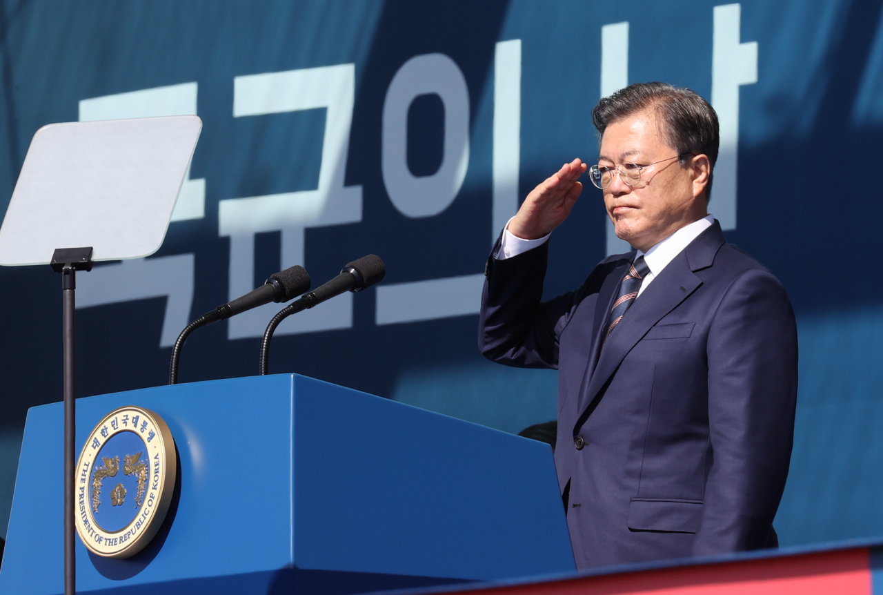 문재인 대통령이 지난 25일 오전 경기도 이천시 육군 특수전사령부에서 열린 제72주년 국군의 날 기념식에 참석, 경례를 받고 있다. [연합]