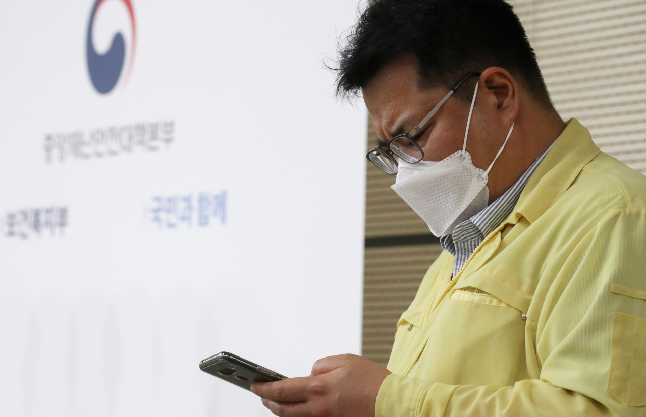 손영래 중앙사고수습본부 전략기획반장이 무거운 표정으로 휴대폰을 살피고 있다. [연합]