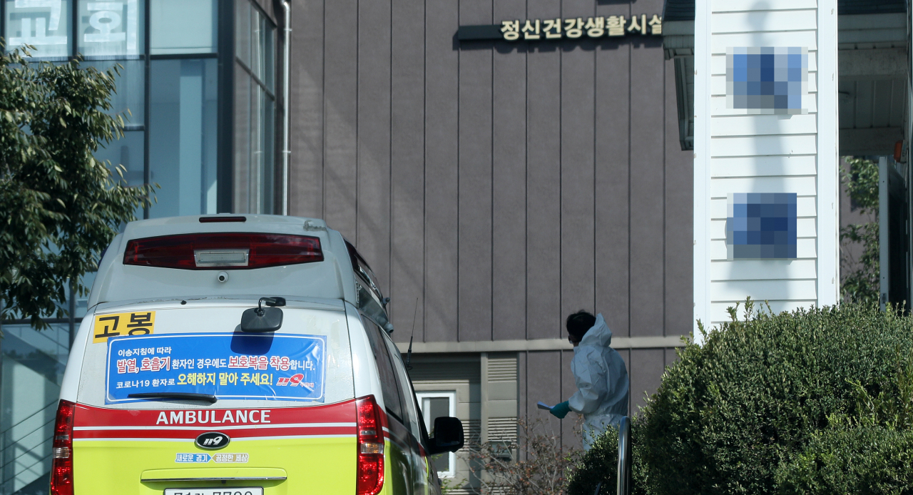 경기 고양시 한 정신건강생활시설에서 방역당국 관계자가 집단 감염에 대한 정밀 역학조사를 벌이고 있다. [연합]