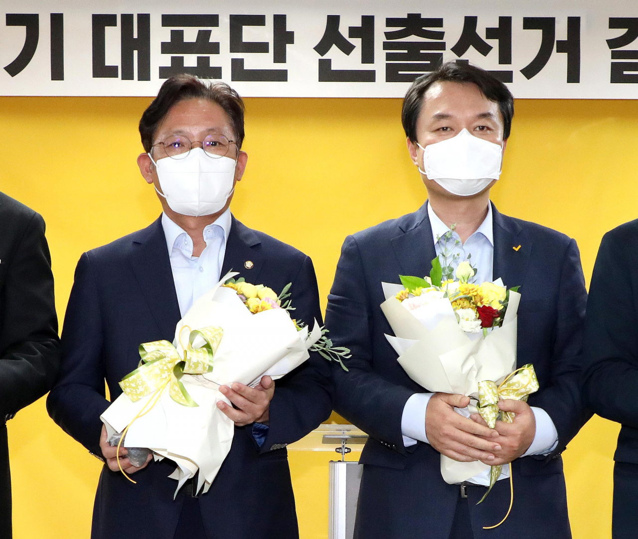 27일 오후 서울 여의도 중앙당사에서 열린 정의당 6기 대표단 선출선거 결과 발표에서 결선에 진출한 배진교(왼쪽), 김종철 후보가 기념촬영을 하고 있다. [연합]