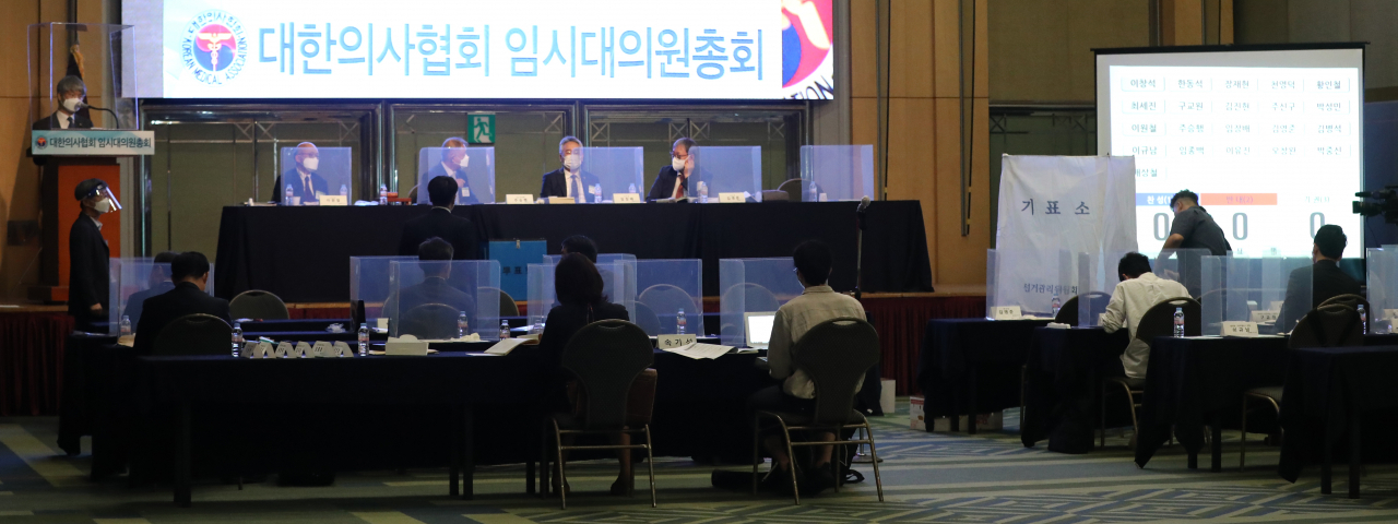 서울 홍은동 스위스그랜드호텔 컨벤션센터에서 관계자들이 기표소를 설치하고 있다. [연합]