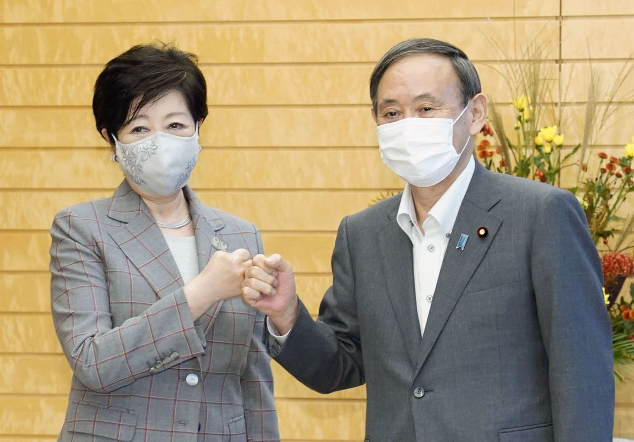 스가 요시히데(菅義偉) 일본 총리(오른쪽)와 고이케 유리코(小池百合子) 도쿄도(東京都) 지사(왼쪽)가 23일 스가 총리 취임 이후 처음으로 도쿄 소재 총리관저에서 회담했다. [연합]