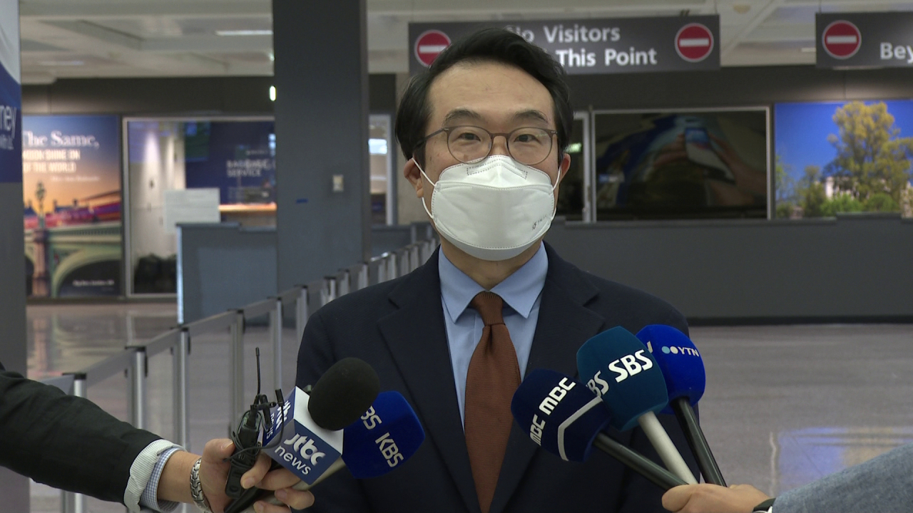 이도훈 외교부 한반도평화교섭본부장이 27일(현지시간) 미 워싱턴DC 인근 덜레스 공항에서 취재진의 질문에 답하고 있다. [연합]