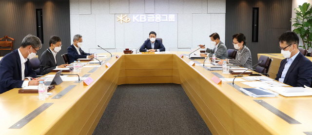 KB금융은 지난 25일 회의에서 국내 금융권에서는 처음으로 탈석탄금융을 선언하고 국내외 석탄화력발전소 건설을 위한 신규 프로젝트파이낸싱과 채권 인수에 대한 사업 참여를 전면 중단하겠다고 밝혔다. [사진=KB금융 제공]