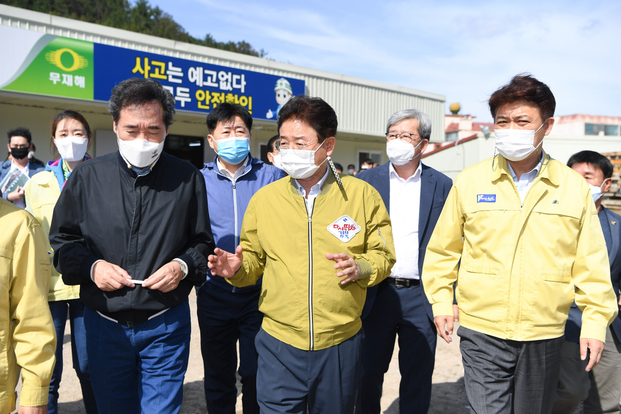 이철우 지사는 26일 영덕지역 태풍 피해 현장을 찾은 이낙연 더불어민주당 대표에게 특별교부세 지원을 요청했다.[경북도 제공]