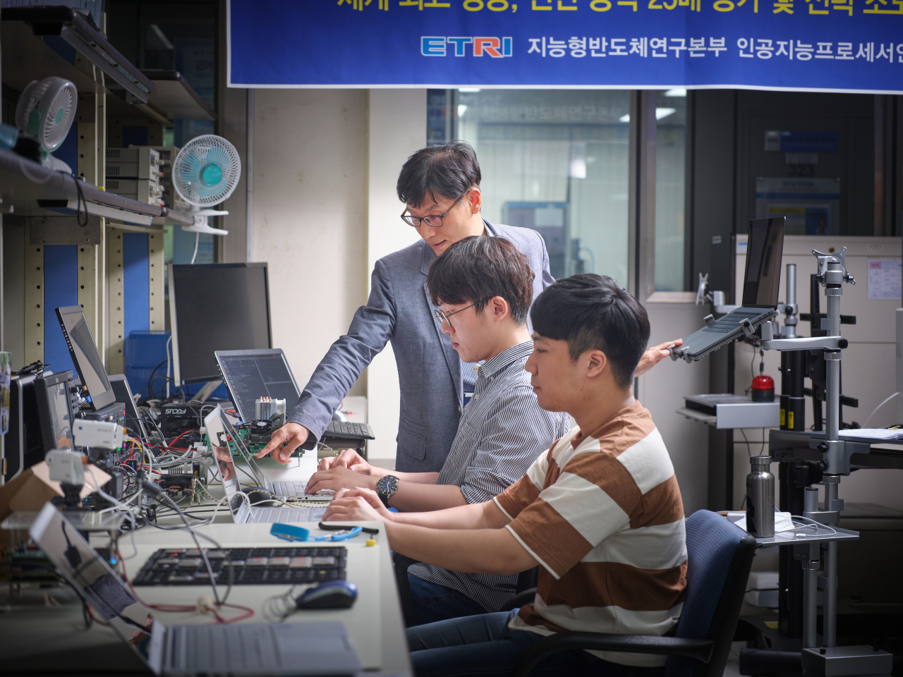 ETRI 연구진이 지능형 반도체 관련 연구개발을 진행하는 모습.[ETRI 제공]