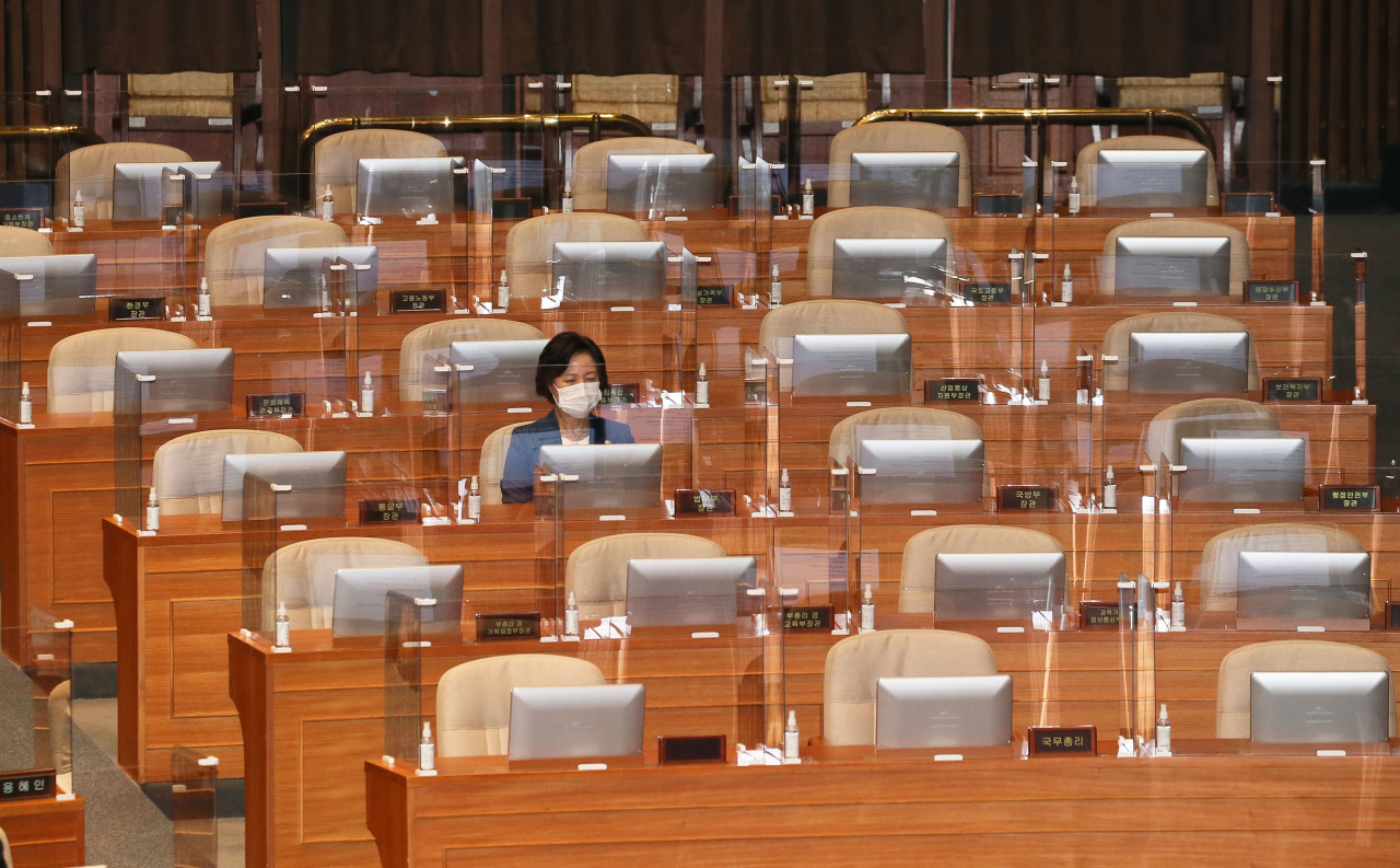24일 오후 서울 여의도 국회 본회의에 추미애 법무부 장관이 참석했다. [연합]