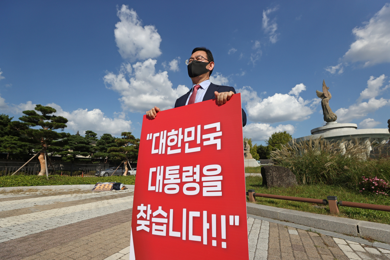 주호영 국민의힘 원내대표가 27일 오후 청와대 분수대 앞에서 북한의 해수부 공무원 피격 사망사건 진상조사를 요구하는 1인 시위를 하고 있다. [연합]