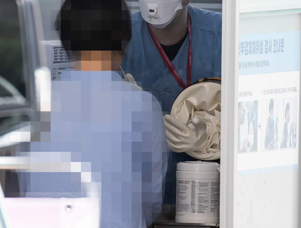 27일 서울 국립중앙의료원 선별진료소를 찾은 시민이 신종 코로나바이러스 감염증(코로나19) 검사를 받고 있다. [연합]