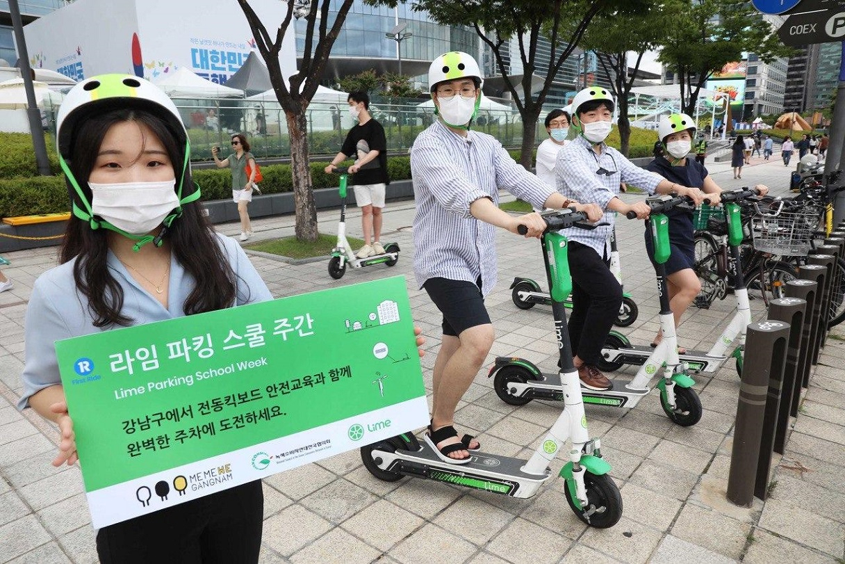 공유 전통킥보드 업체인 라임이 도로교통법 개정안 이후에도 만 18세 이상만 이용 가능하도록 현행 서비스를 유지하기로 결정했다. [라임 제공]