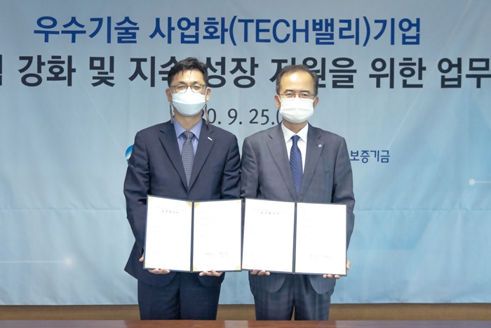 서동립(오른쪽) 우리은행 중소기업그룹장과 김영춘 기술보증기금 이사가 지난 25일 ‘테크밸리기업 경쟁력 강화 및 지속성장 지원을 위한 업무협약’을 맺은 뒤 기념촬영을 하고 있다. [우리은행 제공]