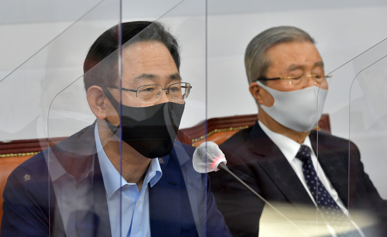 주호영 국민의힘 원내대표가 28일 서울 여의도 국회에서 열린 비상대책위원회의에서 발언하고 있다. 오른쪽은 김종인 비대위원장. [연합]