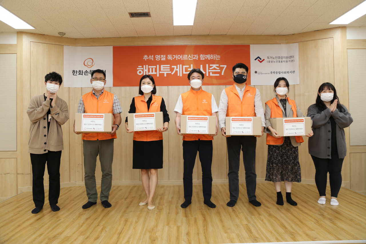 한화손해보험 서울지역 자동차보상센터 직원들이 노인맞춤돌봄서비스 기관에 한가위 후원물품을 전달하고 있다. 출처=한화손해보험.