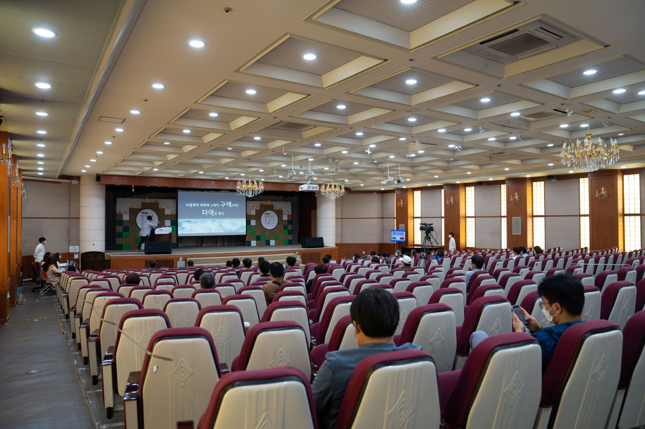 충북 보은군 구병마을 관계자가 농림축산식품부 주최로 열린 제7회 행복농촌만들기 콘테스트’에서 발표를 하고 있다. 구병마을은 이번 대회에서 최고의 영예인 대통령상을 수상했다. [농림축산식품부 제공]